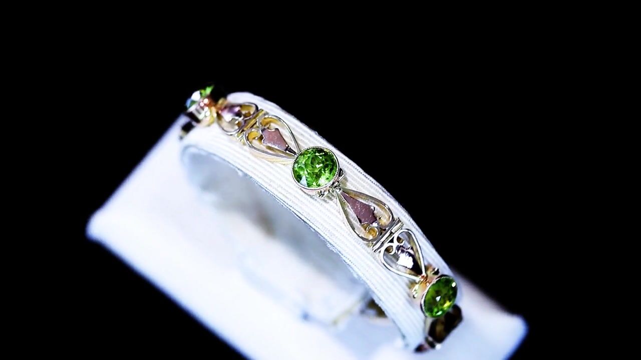 Film of Antique Art Nouveau 8.10ct Peridot and 9ct Yellow Gold Bracelet