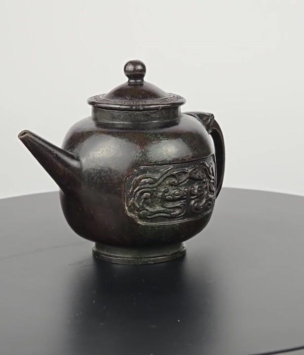 Film of Exquisitely Cast 16th-century Ming Dynasty Scholar’s Bronze Tea Pot Ewer-form Water Dropper (Shuizhi) ​Period: 16th Century (Ming Dynasty)