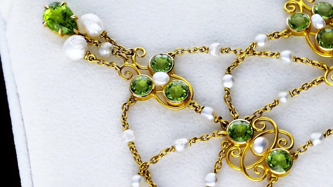 Film of Antique 13.30ct Peridot and Natural Pearl 18ct Yellow Gold Belle Époque Necklace Circa 1900