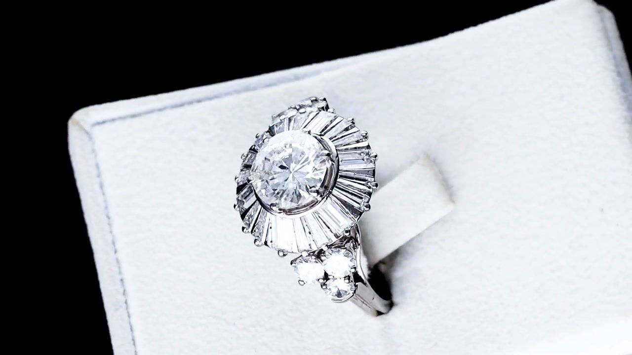 Film of 4.86ct Diamond and Platinum Ballerina Ring - Art Deco - Antique French Circa 1935