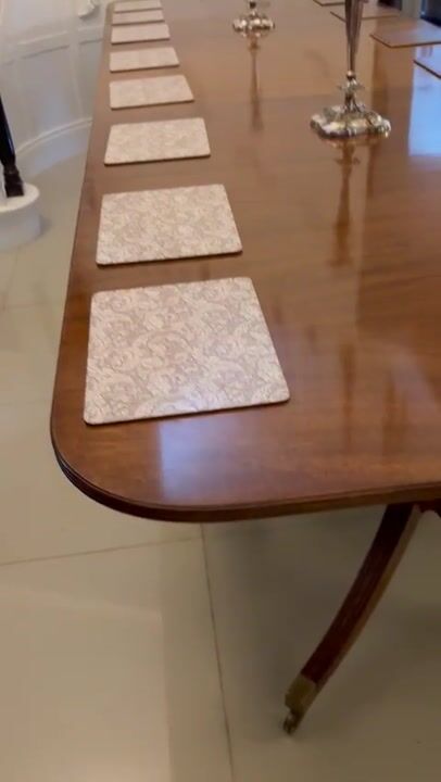 Film of Antique Figured Mahogany Quality Three-pillar 16–18 Seater Extending Dining Table