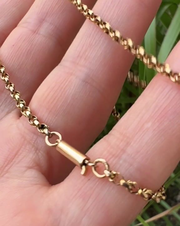 Film of Edwardian 9ct Gold Chain Necklace