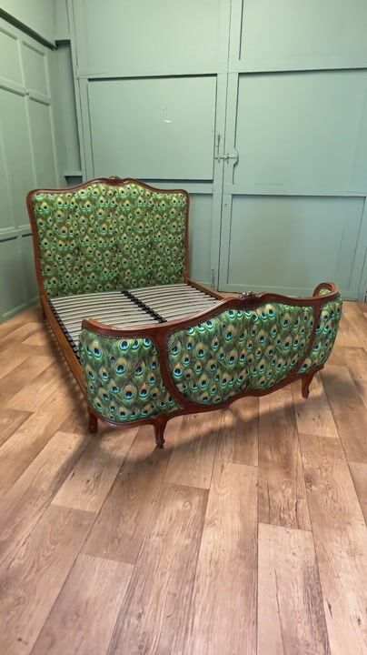 Film of French Corbielle “Peacock Feather” Double Bed