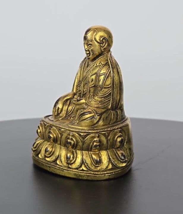 Film of A Fine and Rare Gilt-bronze Miniature Figure of Lama Shang  Early 18th Century (Qing Dynasty / Kangxi to Yongzheng Period)