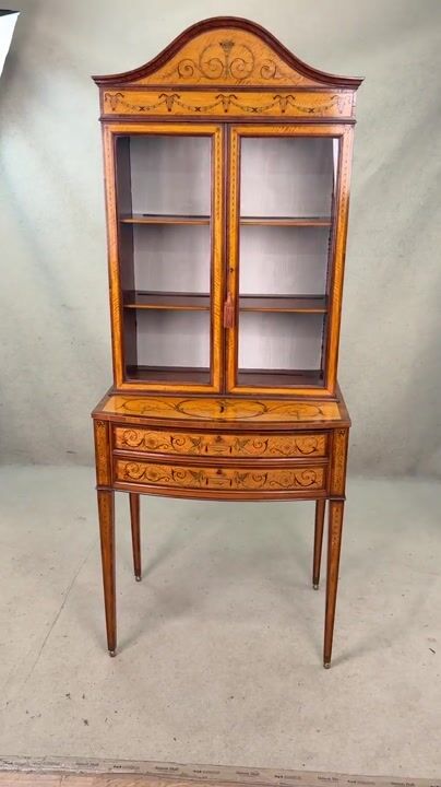 Film of Exceptional Quality 19th Century Satinwood Display Cabinet, Attributed to Edwards & Roberts