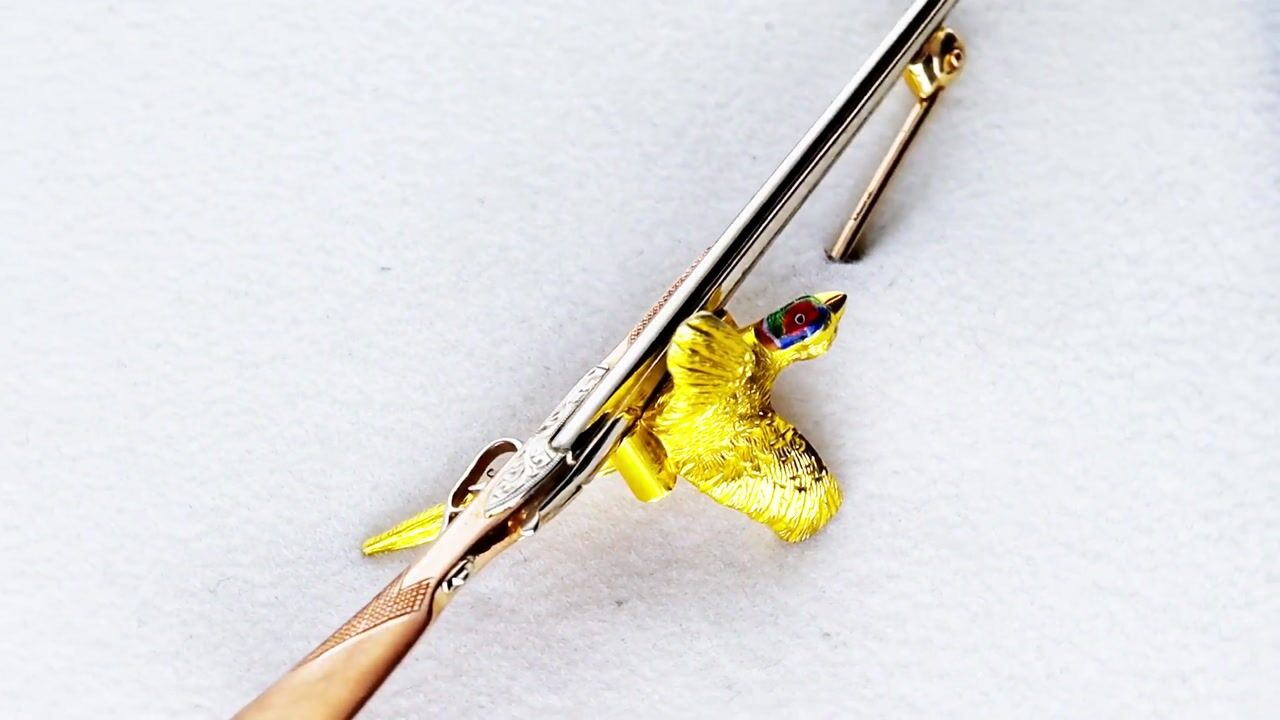 Film of Vintage Enamel and 9ct Gold Pheasant and Shotgun Brooch (1964)
