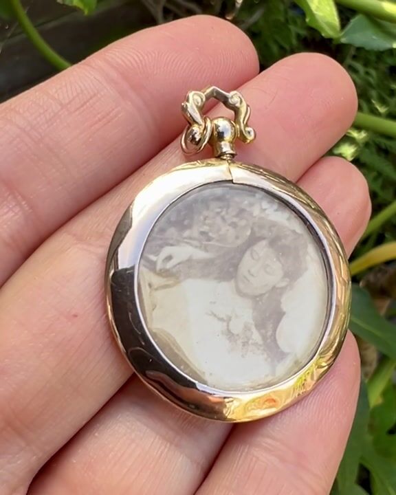Film of Edwardian 1907 9ct Gold Top Screw Locket Pendant