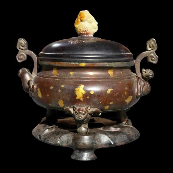 Film of A Magnificent and Exceptionally Heavy Gilt-splash Bronze Tripod Censer, Stand, and Cover, Qianlong Period (18th Century)