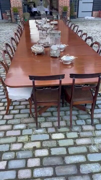 Film of Rare 28 Seater 6 Pilar Antique George III Quality Mahogany Dining Table 72 X 161 X 609 Cm